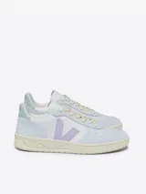 Zapatillas Veja V-10 de cuero blanco con logo en forma de V color lila y detalles en celeste.