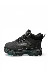 Botas de trekking negras, estilo borceguíes, con suela track robusta y pasadores metálicos para los cordones. Presentan parche lateral con la inscripción "CAILEIEN" y cuello acolchado de punto.