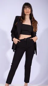 Pantalón de vestir blanco, de corte recto, con bolsillos laterales y traseros.