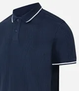 Polo de hombre marca Marfinno, confeccionada en tejido de media malla con textura rayada. Presenta cuello polo con botones y mangas cortas con terminaciones en rib con detalles contrastantes.