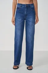 Jean de mezclilla azul oscuro con lavado levemente desgastado, tiro alto y corte recto ancho.