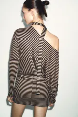 Vestido midi de punto a rayas horizontales en tonos marrón y negro, con cuello barco y mangas largas. Incluye un cinturón ajustable de la misma tela.