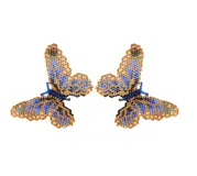 Aros colgantes con forma de mariposa hechos a mano con mostacillas de colores celeste, azul y dorado.