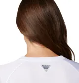 Remera de manga larga Columbia Tidal Tee II de color blanco, confeccionada con tecnología de secado rápido, protección solar Omni-Shade UPF 50 y evaporación Omni-Wick, diseñada especialmente para pesca y actividades al aire libre.