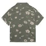 Camisa manga corta verde militar con estampado floral claro, cuello cubano y cierre frontal con botones.