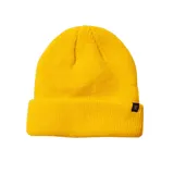 Set de dos gorros de lana, uno color ladrillo y otro amarillo, con etiqueta de la marca en el borde.