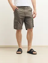 Bermuda cargo de color verde, con diseño funcional de seis bolsillos, incluyendo bolsillos laterales con solapa. Confeccionada en tejido de algodón con elastano para mayor comodidad.