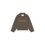 Buzo de cuello polo y manga larga en color marrón, con diseño oversize y estampado frontal con el nombre de la marca y texto descriptivo.