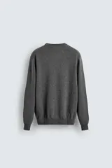 Jersey de punto de cashmere con corte regular fit, cuello redondo y manga larga. Presenta acabados en rib en puños y ruedo.