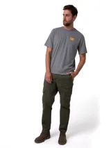 Pantalon cargo de corte ajustado en color verde militar. Presenta bolsillos laterales tipo cargo con solapa, bolsillos frontales y traseros, cierre de cremallera con botón y cintura con elástico interior para mayor comodidad.