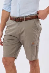 Bermuda cargo de gabardina en color gris oscuro, corte recto, con bolsillos laterales con solapa y cierre de botones y cremallera.