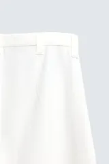 Pantalón barrel fit de hombre, confeccionado en denim de algodón color crudo. Presenta cintura con pliegues frontales, bolsillos laterales y cierre con cremallera y botón.