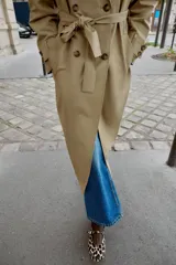 Bailarina de piel con pelo y estampado animal print. Presenta una tira elástica en el empeine con un detalle metálico dorado y punta redonda.
