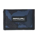 Billetera Rip Curl modelo Sessions Chain Surf, de diseño plegable con estampado camuflado en tonos de azul y negro, y parche de goma con el logo de la marca en el frente.