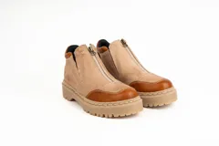 Bota corta color beige con plataforma y suela track, cierre frontal con cremallera y detalles en marrón.