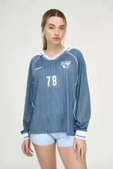 Camiseta de fútbol azul con rayas verticales blancas, número 78 estampado en el frente y cuello y puños blancos.