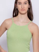 Top verde claro sin mangas de tela texturada y tirantes finos.