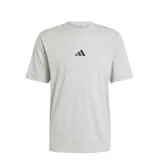 Remera gris de hombre Adidas Essentials Logo con cuello redondo y logo de la marca bordado en el pecho.