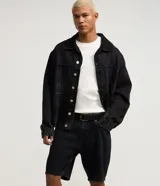 Bermuda masculina de denim negro en modelo slim con cintura fija, trabillas para cinturón, cierre tradicional y bolsillos delanteros y traseros.