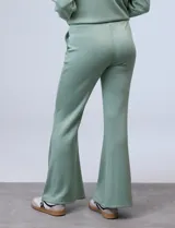 Pantalón de jogging negro de pierna ancha, con pretina ancha elastizada, lazo de ajuste y bolsillos delanteros.