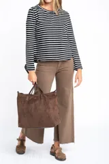 Remera de manga larga con diseño de rayas horizontales en blanco y negro, cuello redondo y corte ajustado al cuerpo.