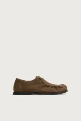 Zapato casual de cordones para hombre, confeccionado en piel con acabado serraje de color marrón. Presenta detalle de bordón en el empeine, forro y plantilla de piel, horma redonda y suela a contraste.