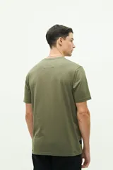 Remera azul marino de manga corta con cuello redondo y estampado frontal de un bodegón enmarcado con texto.