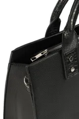 Bolso de mano tipo tote de diseño cuadrado, confeccionado en cuero sintético con textura granulada. Presenta asas superiores con detalle de textura efecto reptil y herrajes metálicos plateados.