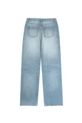 Jean de tiro alto confeccionado en denim de corte recto, con diseño clásico de cinco bolsillos y cierre frontal con cremallera y botón metálico.