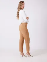 Pantalón sastrero slim negro de tiro alto, con pretina anatómica, pinzas verticales frontales y cierre oculto. Tiene bolsillos laterales inclinados y pinzas traseras para un ajuste favorecedor.