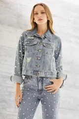 Campera de jean celeste con detalles de roturas y apliques de perlas.