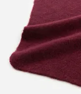 Bufanda triangular de tejido de punto, con diseño minimalista y textura suave.