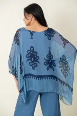 Blusa italiana tipo poncho de seda estampada con guarda, talle único.