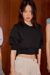 Sudadera crop de algodón con cuello redondo y mangas cortas abullonadas con puños ajustados.