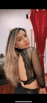 Top de cuello alto con mangas largas de microtul transparente, cuerpo de terciopelo y detalles de encaje en el cuello, puños y ruedo. Presenta espalda descubierta.