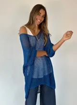 Buzo de lurex azul con tejido calado, escote en V y mangas 3/4.