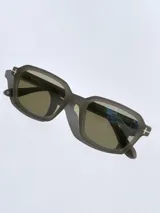 Lentes de sol negros con marco cuadrado y lentes grises.