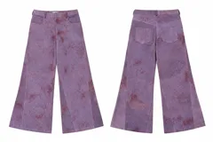 Pantalón de gabardina tiro alto y pierna amplia, teñido a mano con tintes naturales en color violeta con efecto de chispas y salpicaduras. Cuenta con bolsillos delanteros y traseros, presillas para cinto y recortes decorativos en las piernas.