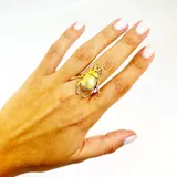 Anillo con forma de escarabajo, realizado en aleación de metal color dorado.