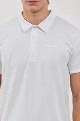 Chomba deportiva de manga corta, con cuello polo y cierre frontal de botones. Confeccionada en tejido técnico ultra liviano, fresco y respirable con propiedades elásticas para mayor movilidad.