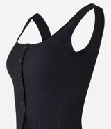 Musculosa negra con escote cuadrado, breteles anchos y abotonadura frontal.