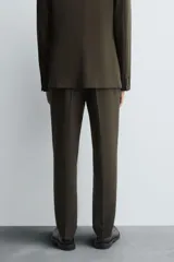 Pantalón de vestir corte slim fit, con cierre frontal de cremallera y botón, bolsillos laterales y bolsillos traseros de doble vivo con botón.