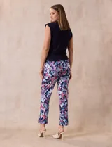 Pantalón de gabardina elastizada con estampado floral multicolor, pretina ancha elastizada y corte recto.
