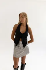 Top negro con cuello halter y abertura en el frente.