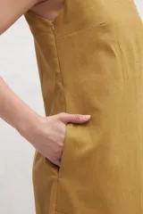 Vestido midi color beige de lino, sin mangas y con escote redondo.