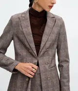 Blazer acinturado de ponto roma con estampado de cuadros, solapas estructuradas, bolsillos con solapa y doble botonadura metálica dorada.