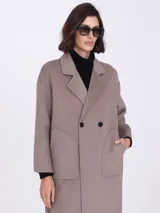 Tapado clásico color visón, con solapas de muesca, doble botonadura y bolsillos de parche.