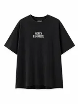 Remera de algodón color negro con corte holgado y estampa frontal con el texto 'GOD'S FAVORITE' en color blanco.