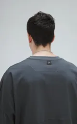 Remera de manga corta color gris oscuro (carbón) con cuello redondo y un estampado frontal de Star Wars.