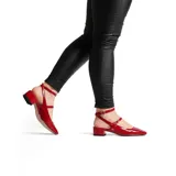 Zapato de vestir de cuero charol color rojo, con punta fina, doble tira con hebilla al tobillo y taco cuadrado bajo. Marca Marco Donatti, modelo Rashy.